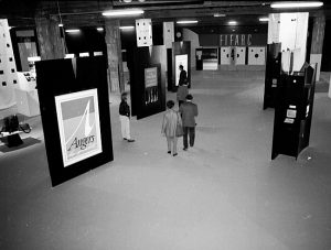 1989 - Scénographie de “Regards sur la Ville” au FIFARC : “Les machines à communiquer”.
