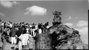 2001 - Pélerinage dans le Layon pour la découverte de la sculpture d'Éric Dietman “Les cloches protègent la vigne, le fromage et les gens même sous l’eau” lors du parcours inaugural